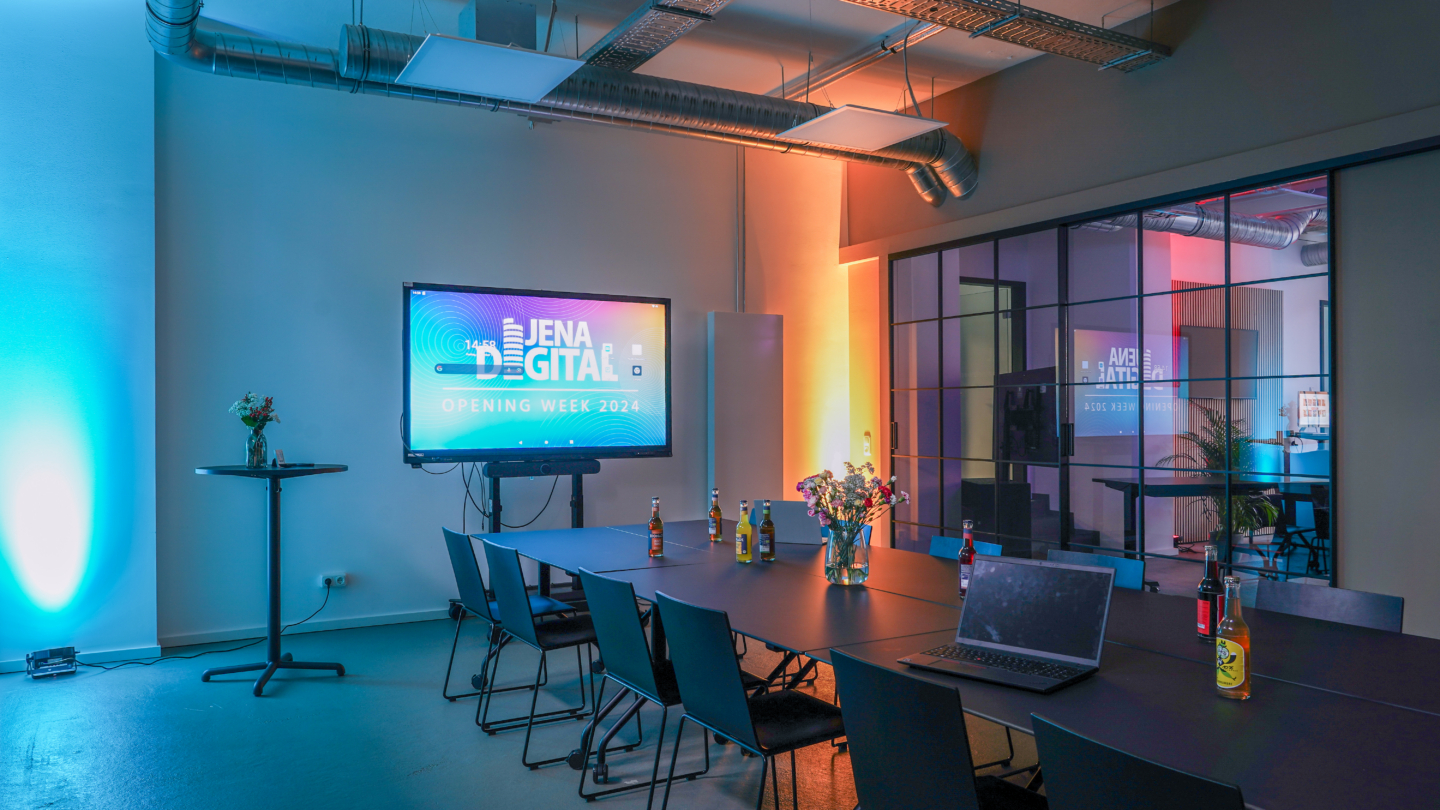 Raum I im JEDI Jena mit großem Tisch zum gemeinsamen Arbeiten ©JenaDigital_Foto Ziyad Shahadeh