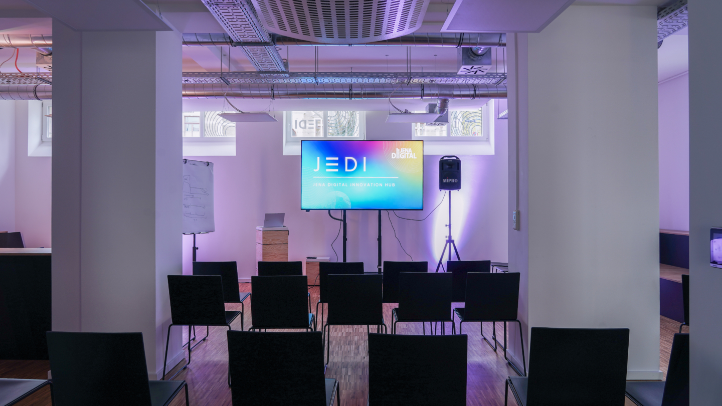 Reihenbestuhlung im Raum II in der oberen Ebene des JEDI Jena ©JenaDigital_Foto Ziyad Shahadeh