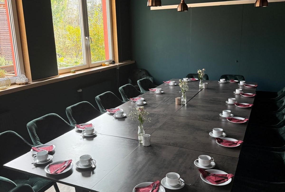 Tischtafel aus dunklem Holz und eingedeckt für eine Kaffeetafel bei Feines & ZImt in Jena