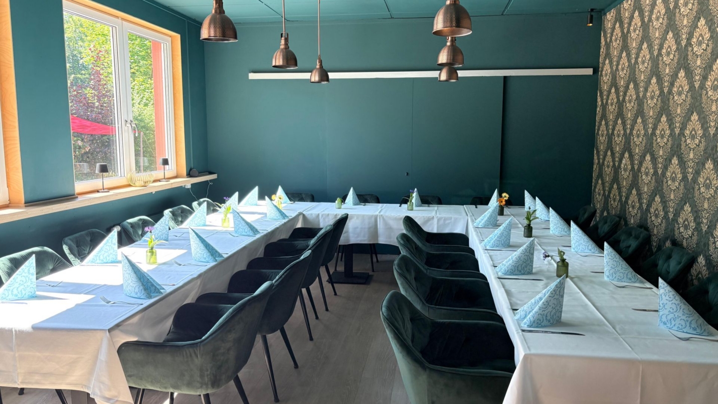 Tischtafel in U-Form eingedeckt mit weißen Tüchern für eine Kaffeepause bei Feines & Zimt